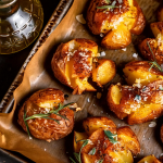 smashed potatoes auf einem backblech