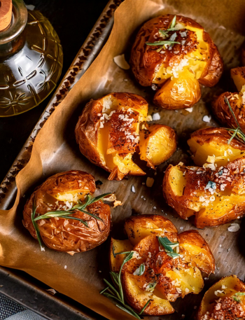 smashed potatoes auf einem backblech